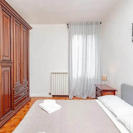 Q1 Holiday Апартаменты