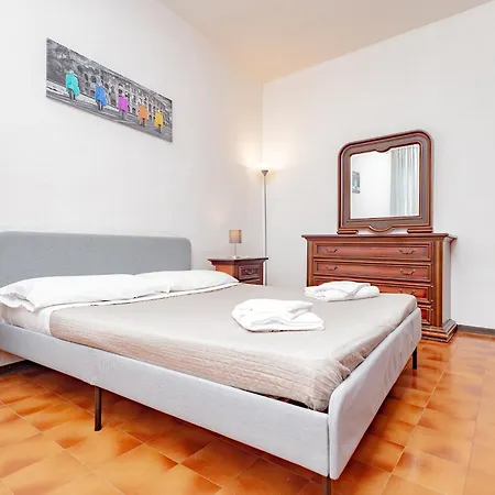 Q1 Holiday Апартаменты *