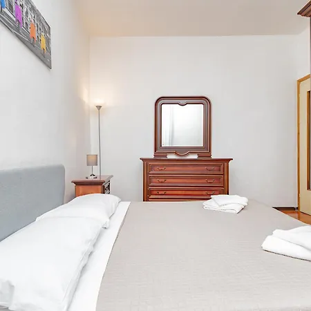 Q1 Holiday Апартаменты *